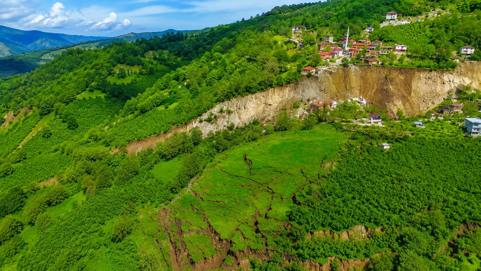 Yoğun Yağış Sonrası Aybastı Sağlık Mahallesi’nde Heyelan Oluştu